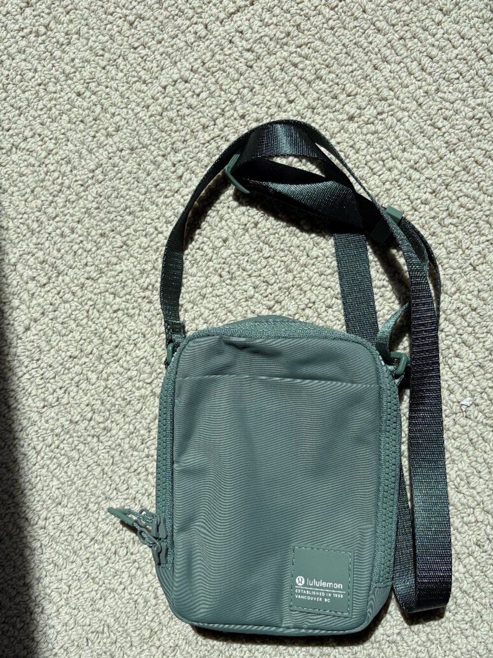 LULULEMON Easy Access Small Green Crossbody Bag Zip Closure Adjustable Strap